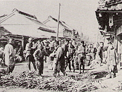 画像：明治44年の神田多町の青物市場（青果市場）