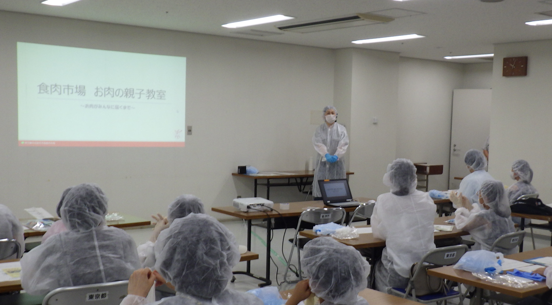 食肉市場の案内を受けている様子