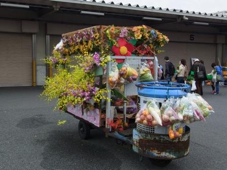 華やかな花と野菜の自転車