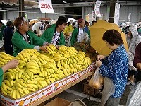 市場まつりでバナナを購入している様子