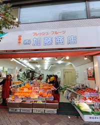 画像：駅前の賑やかな通り沿いで、色鮮やかな商品が旬を告げている