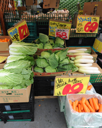 画像：店頭に並ぶ新鮮な野菜。手書きされた安値に思わず目を疑う