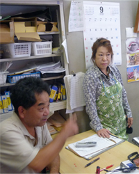 画像：4代目社長の奥様、手前はお店を任されている専務の押田さん