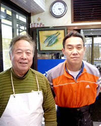 画像：3代目の古畑力雄さん（左）と息子さんの公平さん