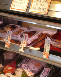 画像：「生から焼いたスルメイカ」「アラスカ産銀鱈照焼き」「お祝い事などに、鯛焼きます」の文字が見えるお惣菜コーナー