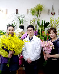 画像：店長の鈴木さん（中央）とスタッフの方々