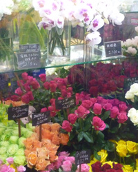 画像：ストッカーには、ギフトにするのにふさわしい色とりどりの花々