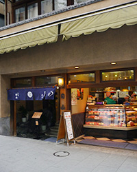 画像：店舗の左には、すき焼きなどを提供する店舗の入口がある
