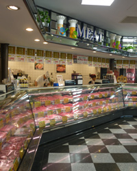 画像：専門の販売スタッフがいるお肉のコーナーは、とても広い
