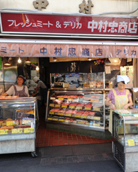 画像：店頭ではコロッケや串カツ、お惣菜なども販売している