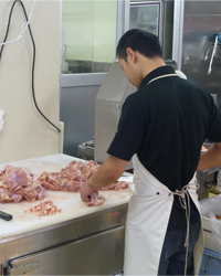画像：肉をきれいに掃除する、次男の章宏さん