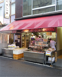 画像：築地場外市場だけあって、となりは寿司屋という店並み