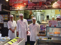 画像：お店を守る6人全員集合<br />看板には、「SUKIYAKI」と並んで中国語表記も