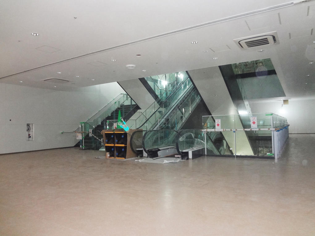平成28年1月中旬 3階中央部階段・エスカレータ